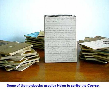 Κάποια από τα μπλοκ όπου η Έλεν κατέγραφε το Μάθημα, όπως δόθηκε από το acim.org